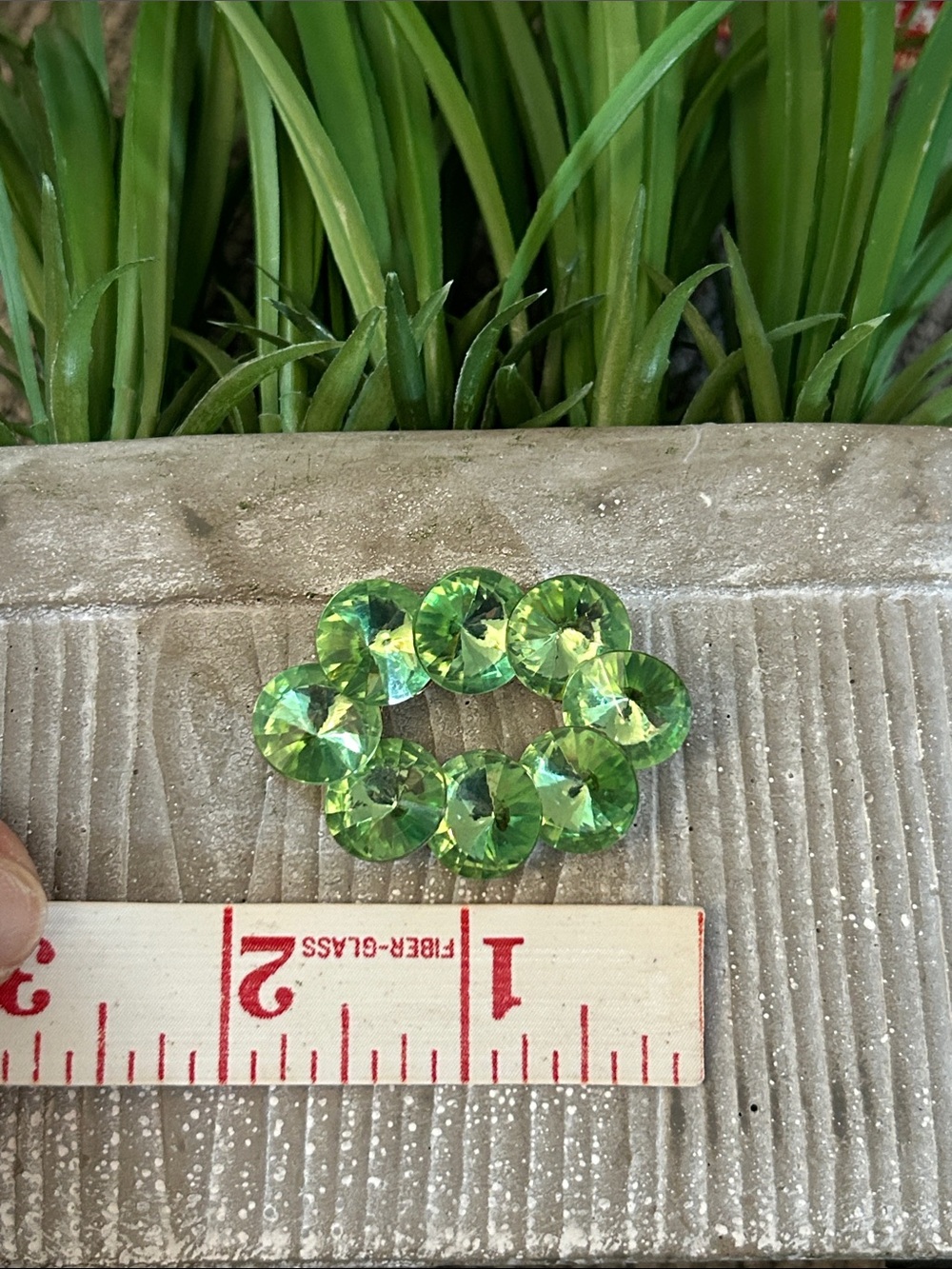 ❌LAST CALL❌ Peridot green oval brooch set on a goldtone backing - Picture 5 of 6